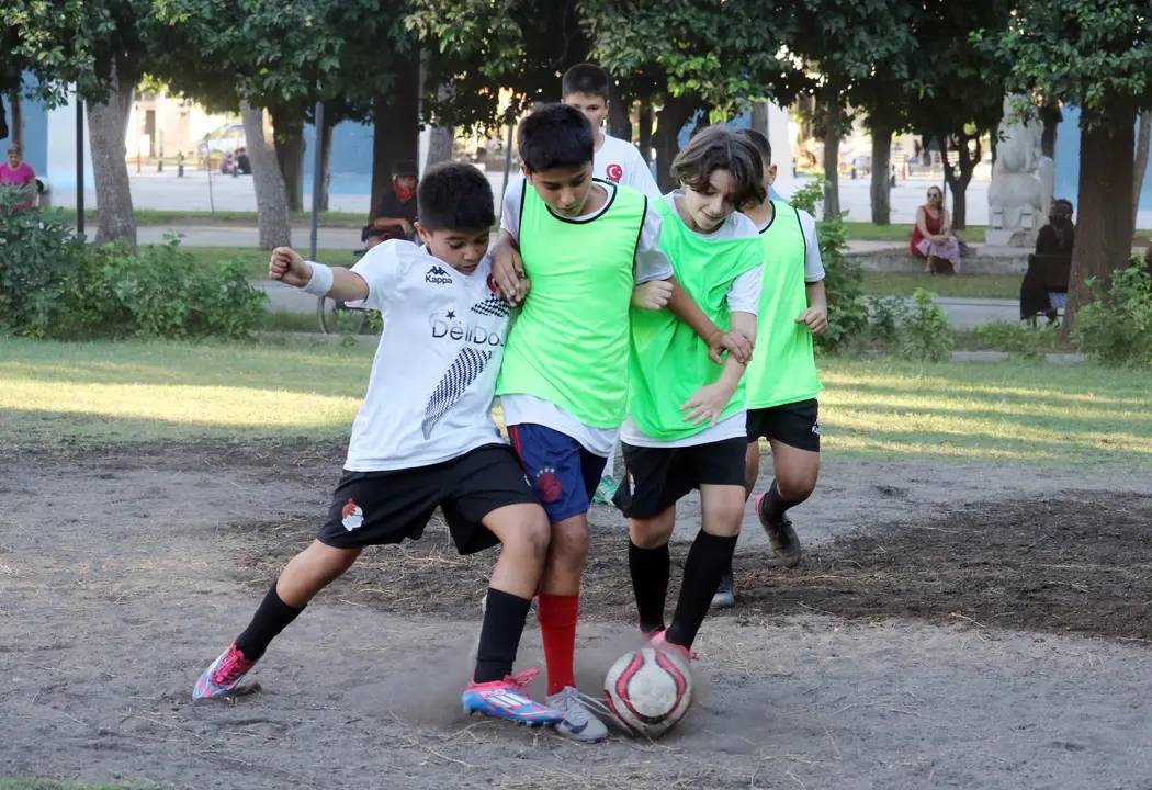 Haşimişcan'da Çocuklar Çim Sahaya Kavuştu 4